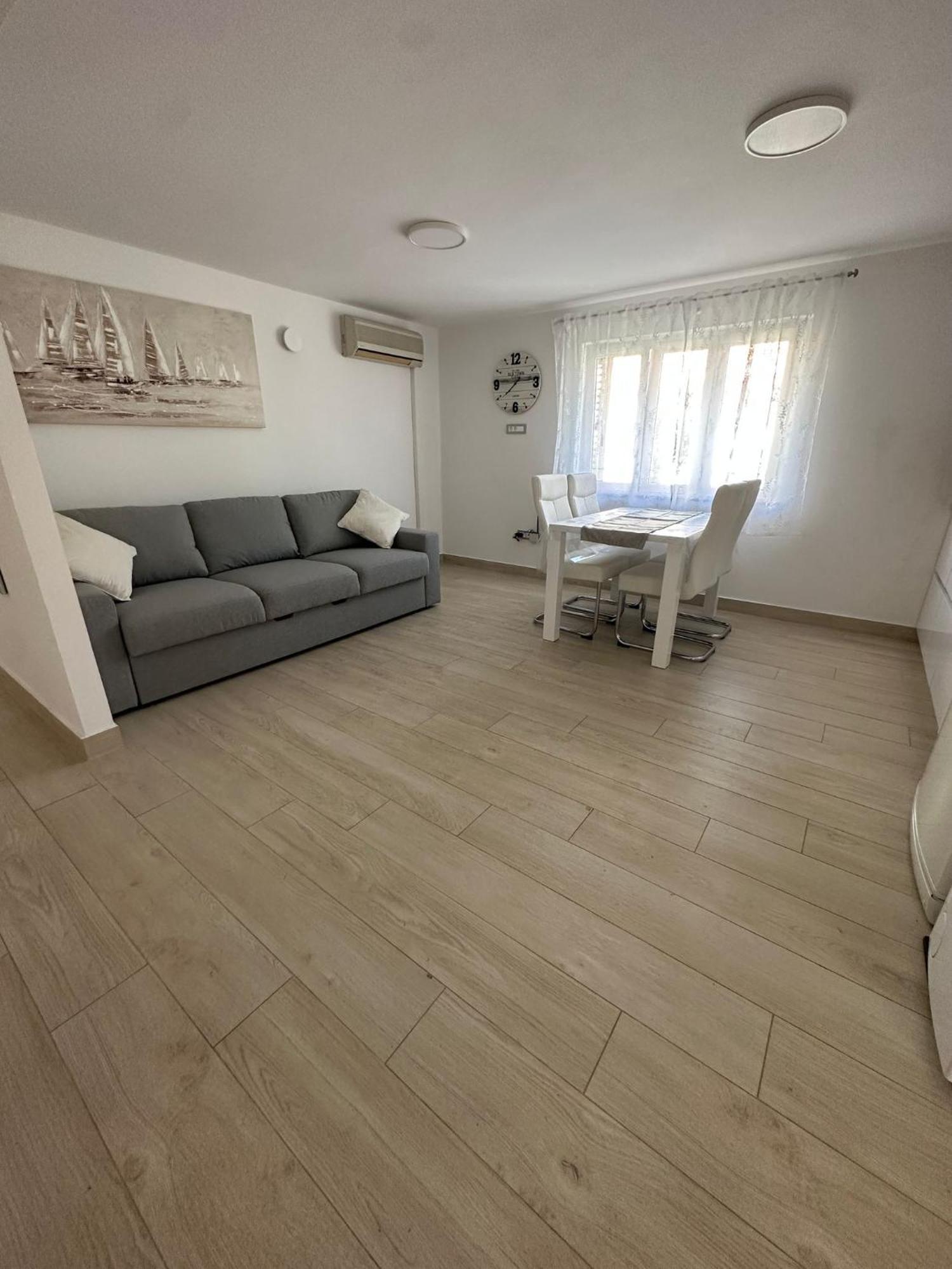 Apartments Vinse Near Rab Center Раб Номер фото